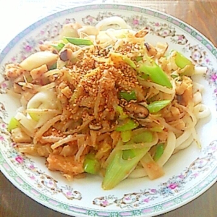 野菜でお腹イッパイに☆きつね味噌あんかけうどん